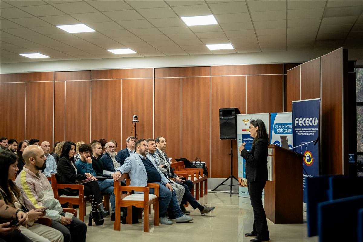 Laura Zanitti dando una charla