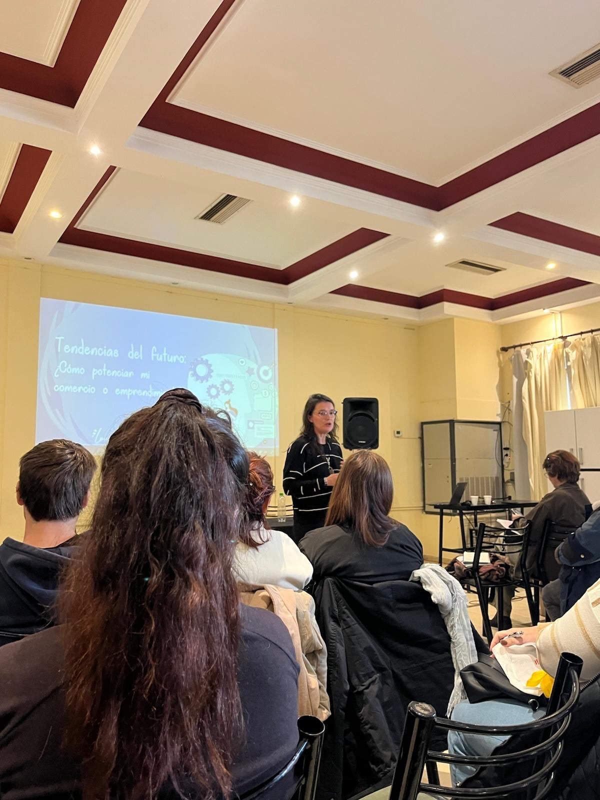 Laura Zanitti dando una charla sobre tendencias del futuro