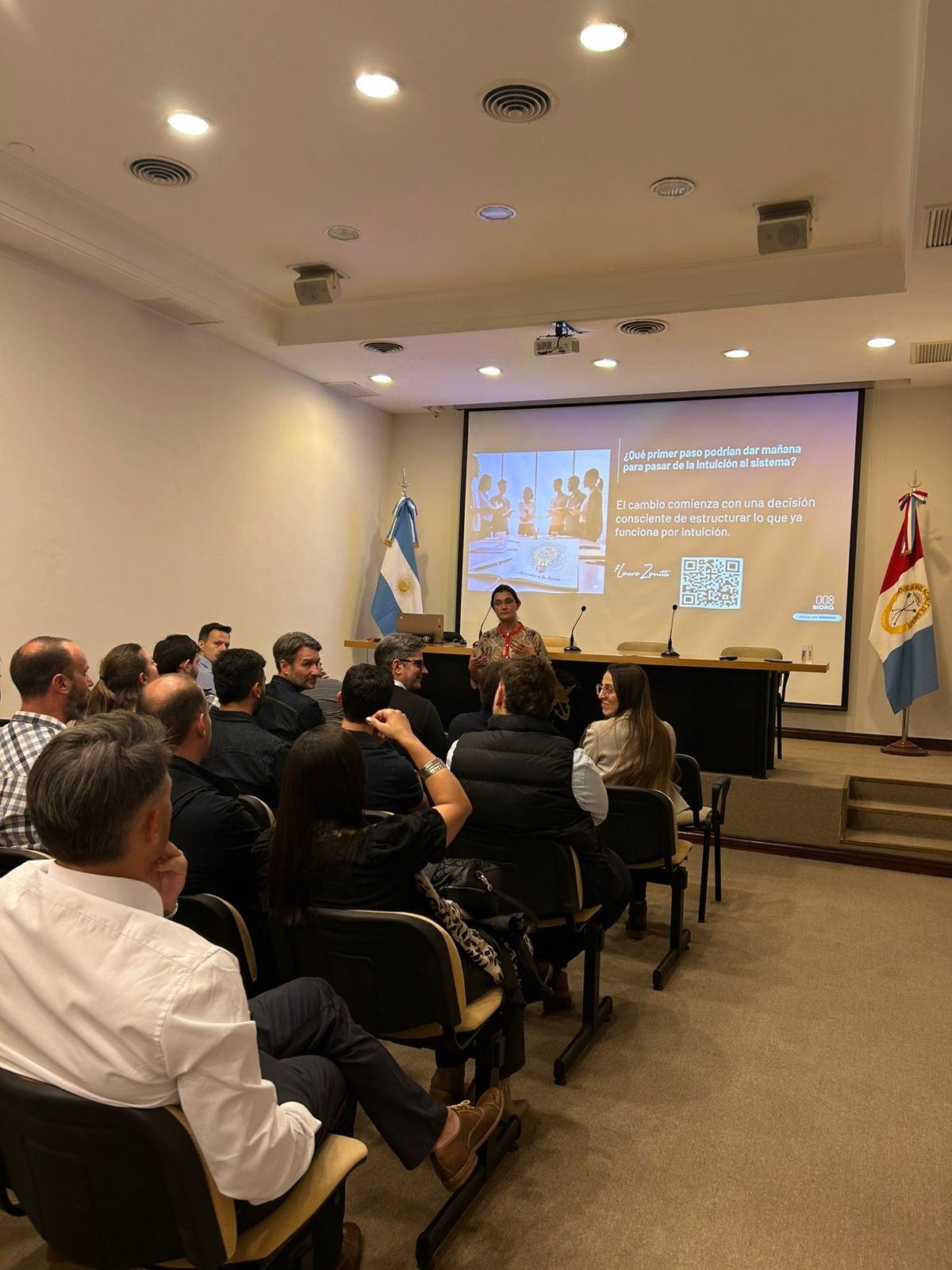 Laura Zanitti exponiendo en un auditorio formal