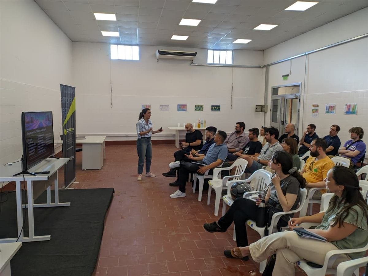 Laura Zanitti dando una charla en una incubadora de empresas