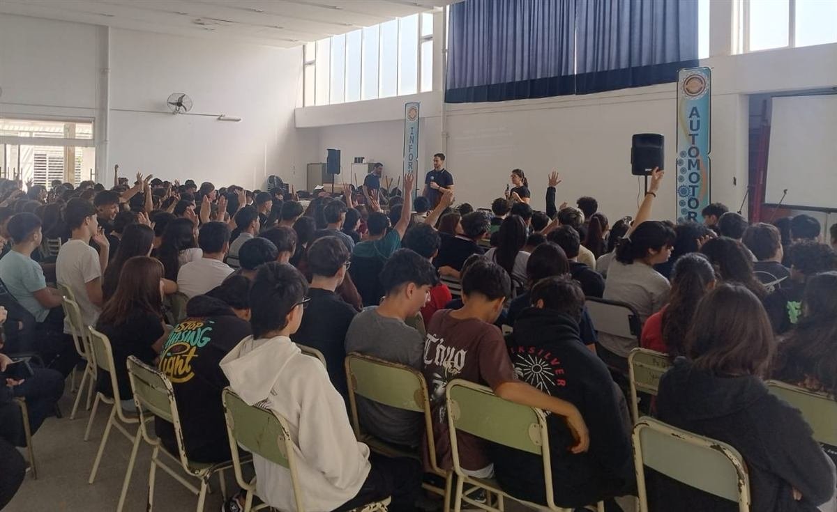 Laura Zanitti dando una charla a un gran auditorio de estudiantes