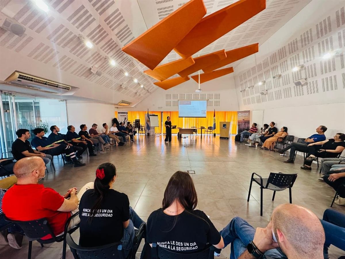 Laura Zanitti dando una capacitación