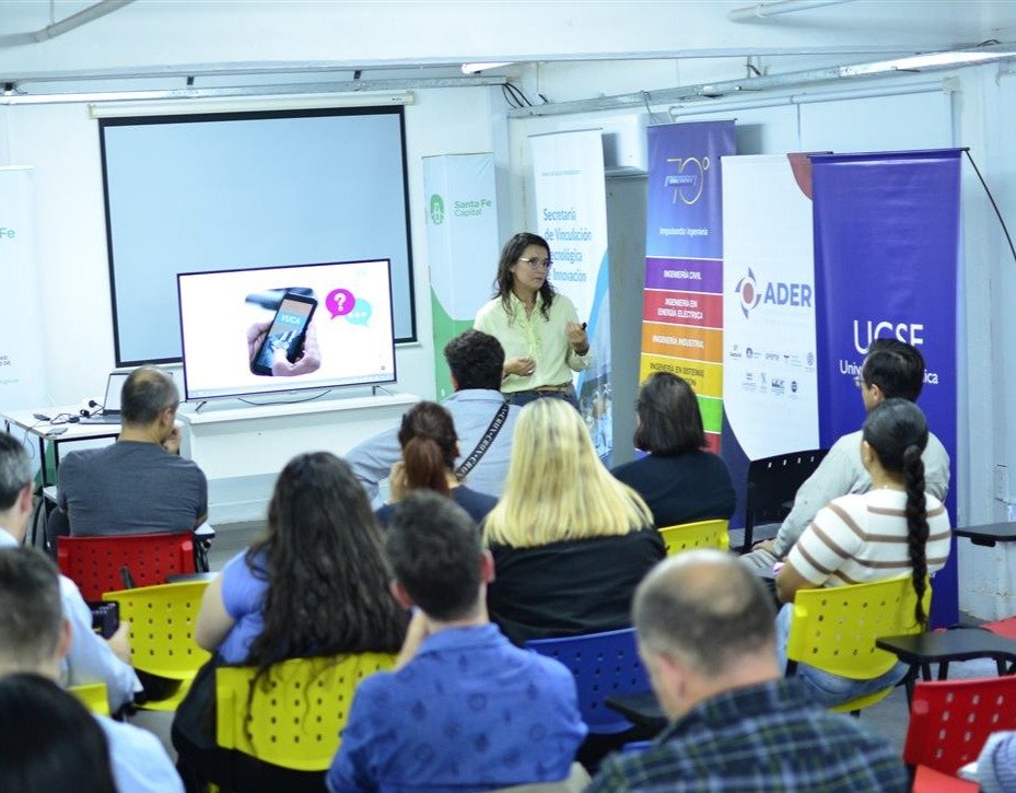 Laura Zanitti presentando ante un auditorio