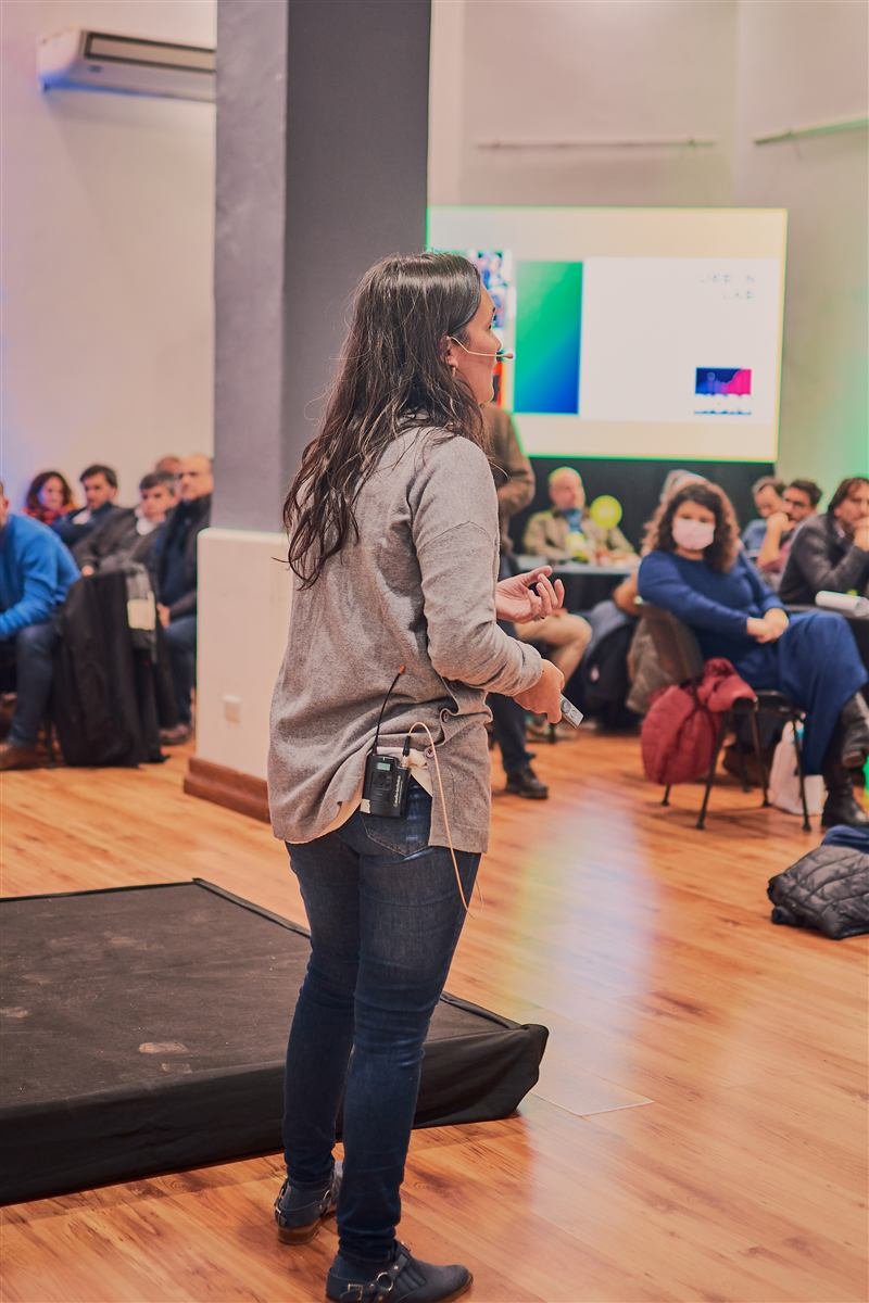 Laura Zanitti dando una charla con control remoto