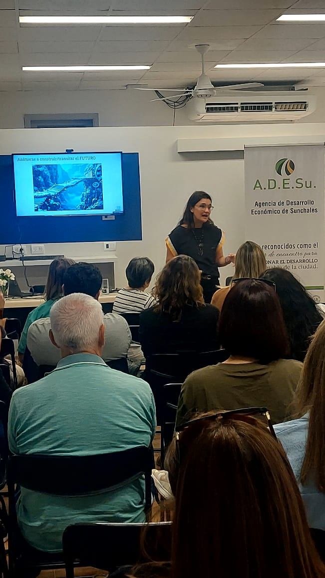 Laura Zanitti presentando ante público sentado